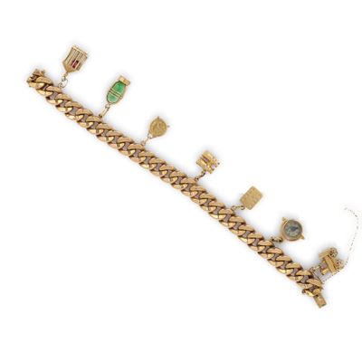 une photo d'un bracelet en or orné de diverses breloques