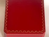 une image représentant une boîte rouge ornée de motifs dorés