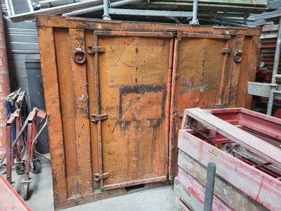 une vieille armoire en bois au milieu d'une pièce
