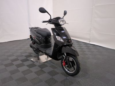 le scooter est garé sur un sol à carreaux noirs