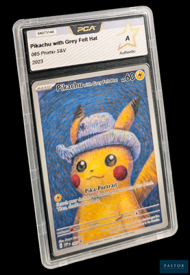 une carte Pokémon représentant un Pikachu coiffé d'un chapeau