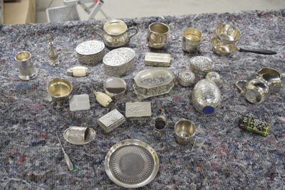 une table sur laquelle se trouvent de nombreux objets en argent