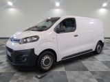 la photo d'une camionnette blanche sur un sol en damier