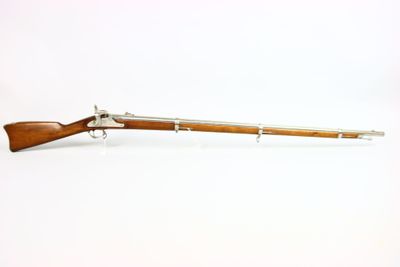 un vieux fusil avec un canon en bois sur fond blanc