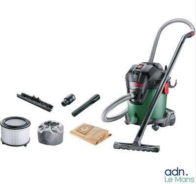 un gros plan sur un aspirateur et d'autres produits d'entretien