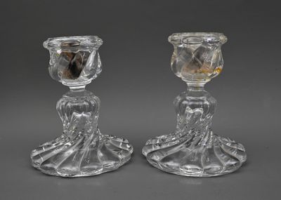 paire de bougeoirs en cristal taillé représentant une femme et un homme
