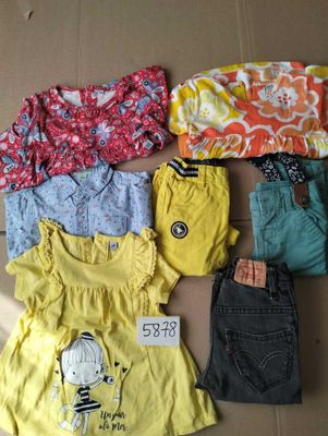 beaucoup de vêtements posés sur une boîte en carton posée par terre
