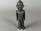 figurine représentant un homme portant un casque et un chapeau sur la tête