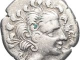 gros plan d'une pièce d'argent avec un visage dessus