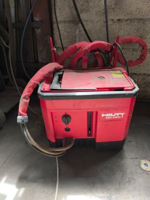 une boîte rouge à laquelle est raccordé un tuyau