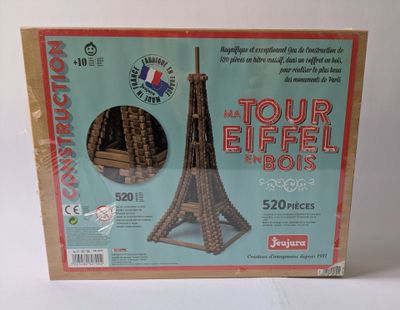 une boîte en carton contenant une maquette de la tour Eiffel