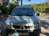 La voiture est garée sur le bord de la route, à l'ombre.