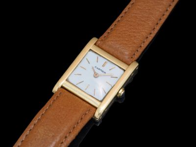 une image d'une montre en gros plan sur fond noir