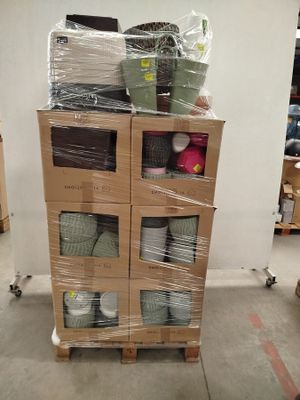 boîtes empilées dans un entrepôt