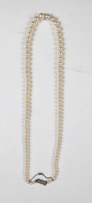collier avec des perles blanches et un fermoir en argent sur fond blanc