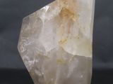 une grosse pierre de quartz blanche sur fond noir