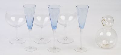 Lot comprenant trois flûtes de champagne en verre bleu, troi…