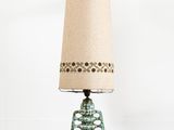 une lampe verte munie d'un abat-jour blanc