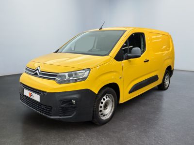 une camionnette jaune garée dans une pièce au sol noir