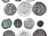 une image représentant un ensemble de pièces d'argent ornées de motifs variés