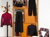 une photo d'un placard contenant des vêtements et une chaise