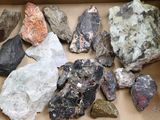 une boîte remplie de cailloux et de pierres qui s'y trouvent