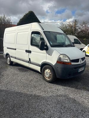 une camionnette blanche garée dans un parking