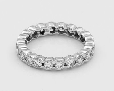 gros plan d'une bague en diamant sur une surface blanche