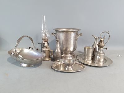 beaucoup d'objets en argent qui se trouvent sur la table