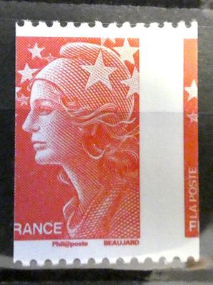 un gros plan d'un timbre sur lequel figure le visage d'une femme