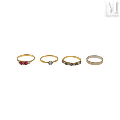 trois bagues en or ornées de pierres de différentes couleurs