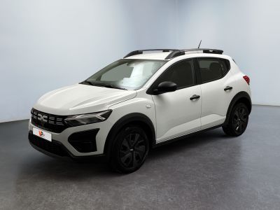 une voiture blanche garée dans une pièce au sol noir