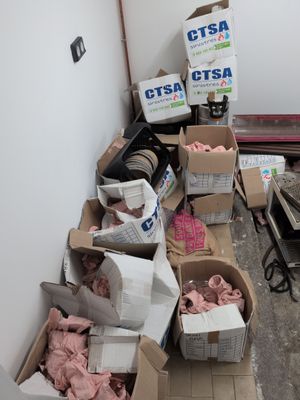 de nombreux cartons remplis d'objets posés par terre dans une pièce