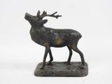 statue d'un cerf aux bois imposants sur fond blanc