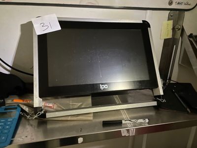 un écran d'ordinateur posé sur un bureau en métal