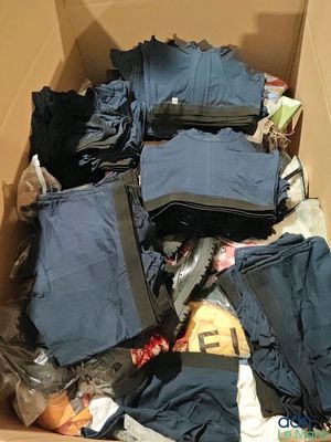 une boîte remplie de vêtements et d'autres objets