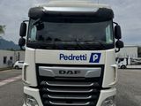 un camion blanc garé dans un parking