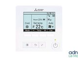 un gros plan d'un thermostat numérique sur fond blanc