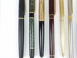 a lot of pens that are sitting on a table