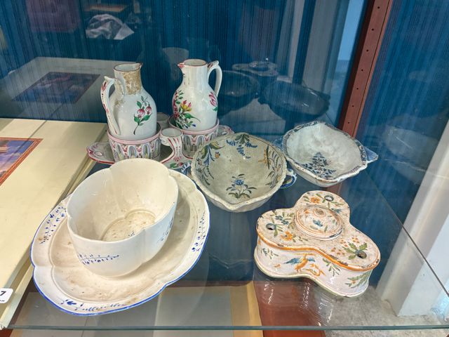 Suite de 5 pièces en faïence, huilier et vinaigrier, deux raviers