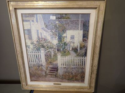 tableau encadré représentant une maison avec une clôture blanche en bois