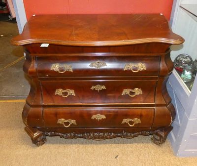 une commode en bois surmontée d'un tiroir