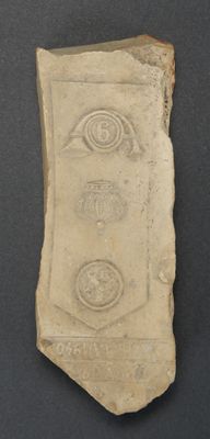 une image représentant un morceau de pierre orné d'un motif