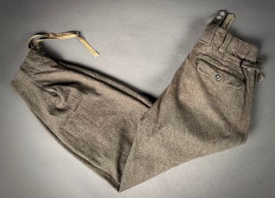 un pantalon posé sur une table