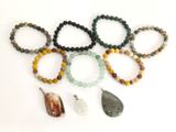 six bracelets de couleurs et de formes différentes, ornés d'un pendentif en pierre