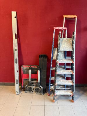 une échelle et une chaise dans une pièce aux murs rouges