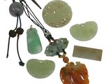 de nombreux types de jade et de pendentifs en jade sur fond blanc