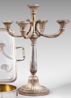 un candélabre en argent et un candélabre en argent posés sur une table