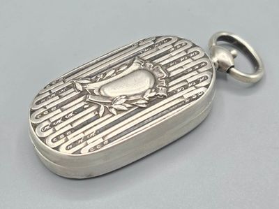 une image représentant un cadenas argenté orné d'un blason