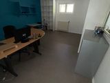 une chambre équipée d'un bureau et d'un réfrigérateur
